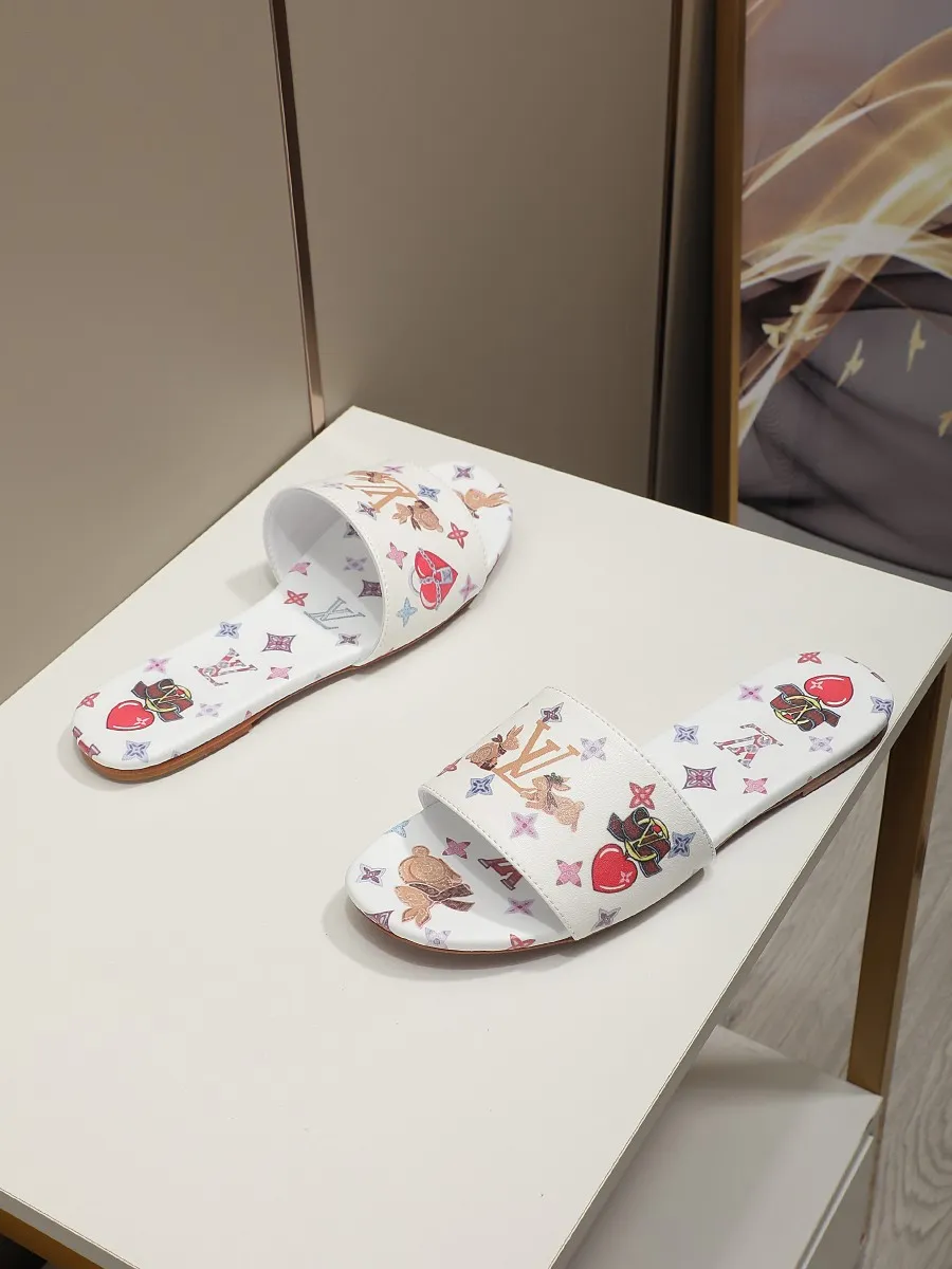 👟👟Ex-factory price 320👟👟 LV’s new flat-low flip-flops, 5D printed jade rabbit pattern, cowhide surface and sheepskin lining, genuine leather bottom imported from Italy, size 35-41